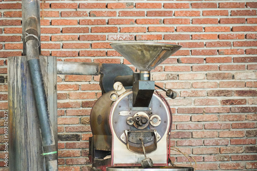 Tableau sur toile Vintage coffee roaster with coffee beans in a cafe.
