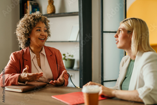 Fotografia Two businesswomen having a conversation at the office