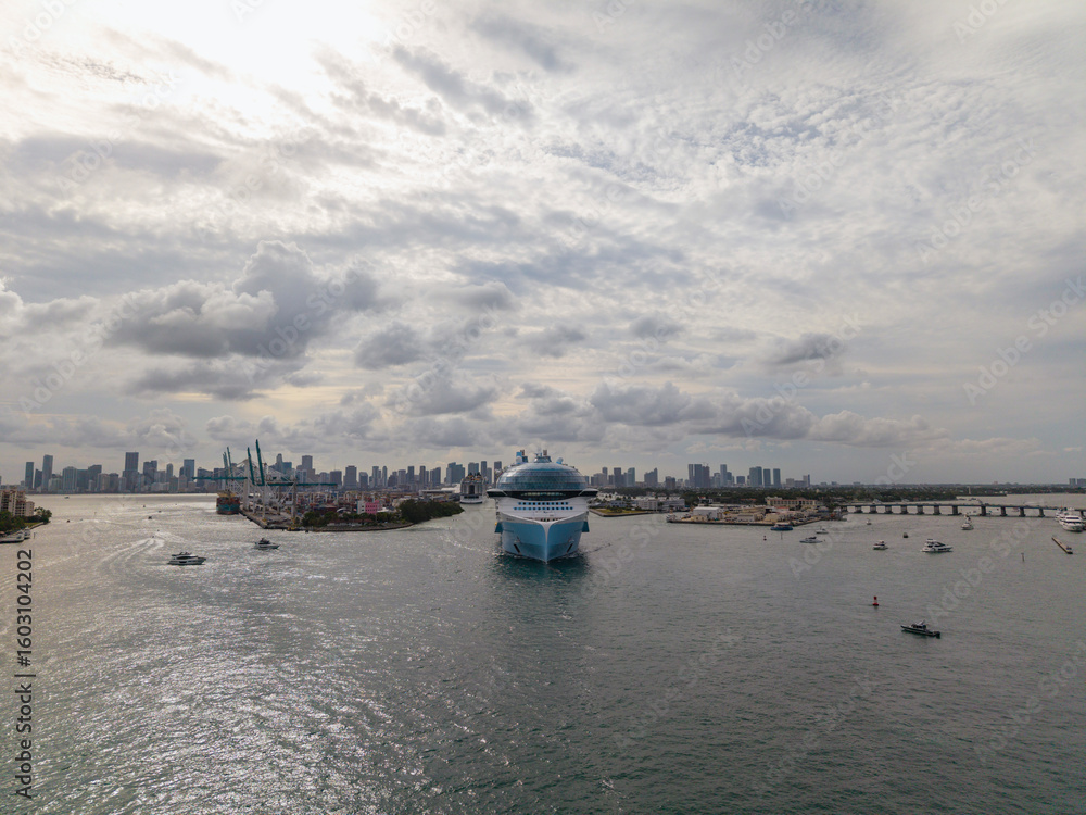 Fototapeta premium Cruise ship vacation. Aerial view cruise ship on summer vacation tour. Cruise ship vacation and travel by sea. Aerial view luxury liner. Ship leaving Miami beach port