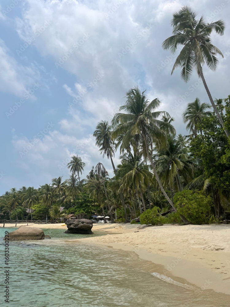 Obraz premium Wooden boardwalk to tropical beach in Thailand