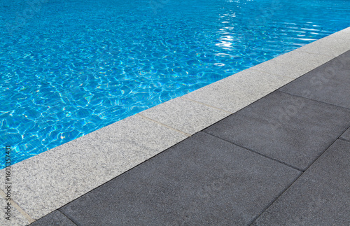 BORD EN GRANITE D'UNE GRANDE PISCINE