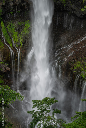 新緑の日光華厳の滝
