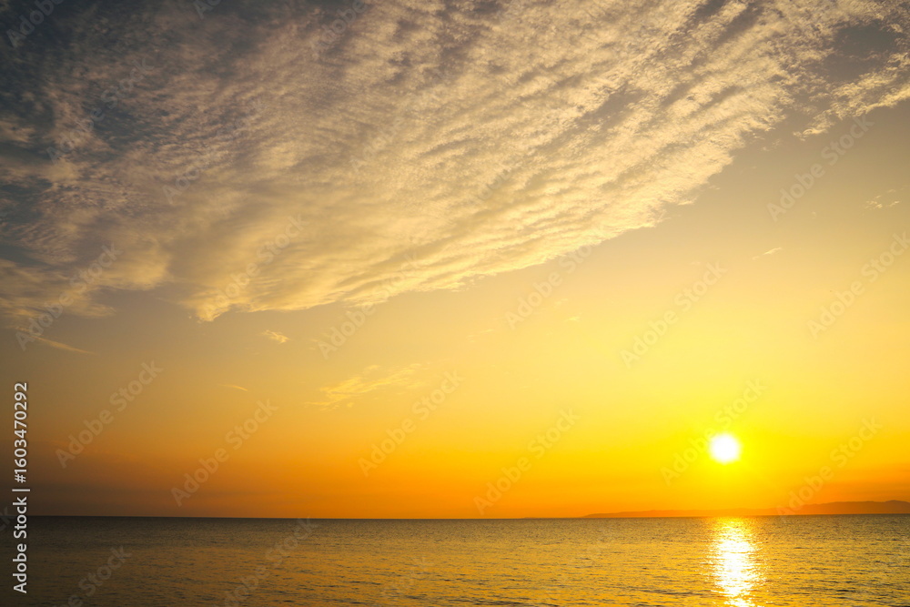 Fototapeta premium 海に沈む美しい夕日