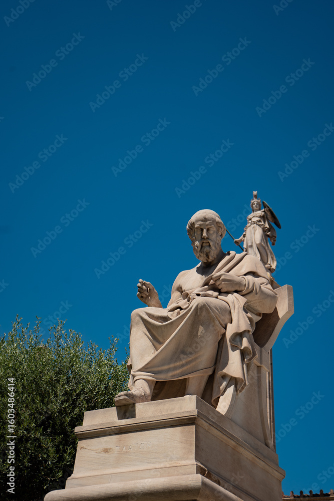 Obraz premium Statue of ma speaking while sitting in greece
