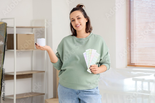 Young pregnant woman with p...