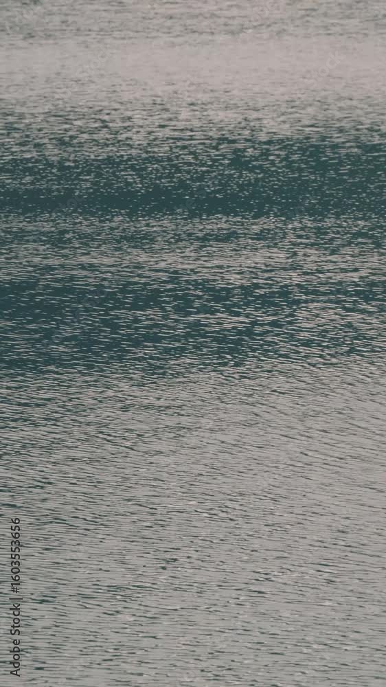 午後の穏やかな湖のさざ波 午後の穏やかな湖のさざ波
