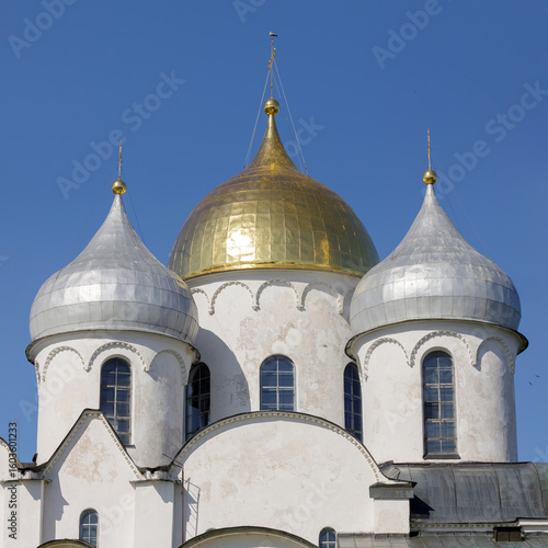 Konstfotografi Close-up of the silver and golden onion domes of St Sophia Cathedral, a historic Orthodox landmark in the Novgorod Kremlin