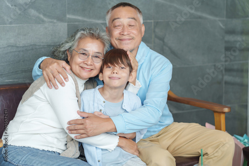 Fotografía grandson visit grandfather and grandmother at home,senior couple hugging their n