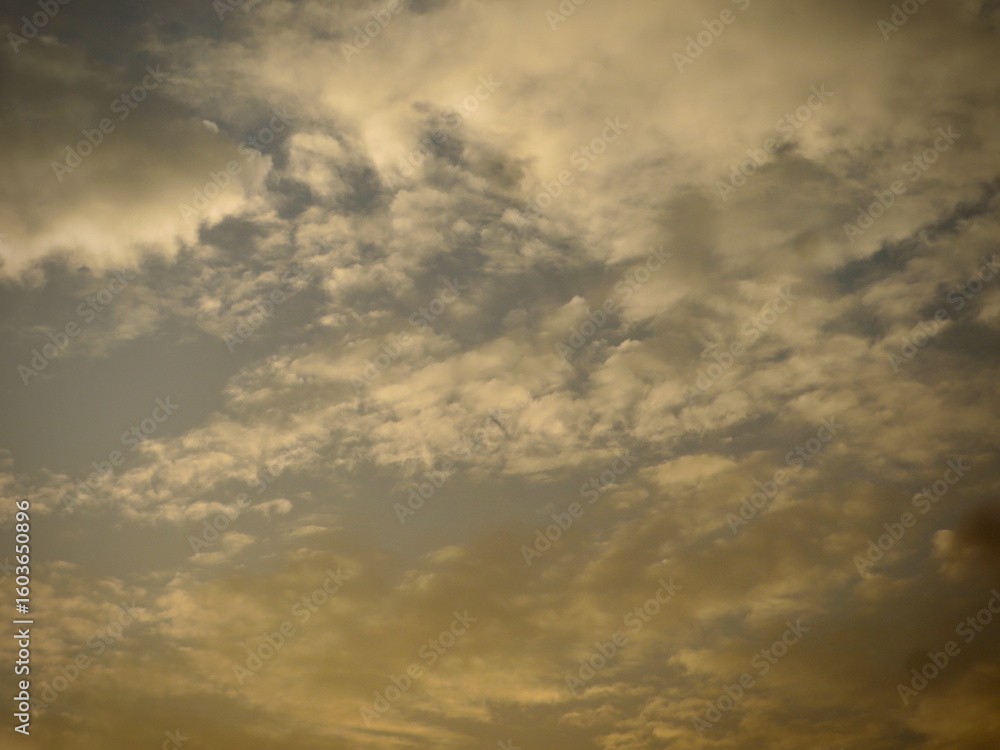 Obraz premium Tranquil Amber Glow: Sunset Clouds Illuminating the Evening Horizon in Tam Coc, Ninh Binh, Vietnam