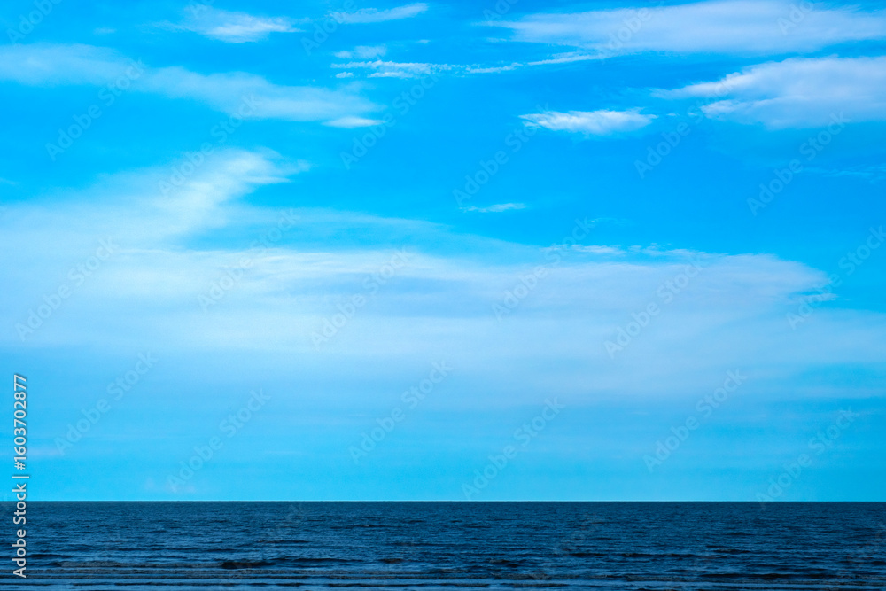 Obraz premium Nature of the ocean and blue sky Summer with sunshine, sandy beaches, clear blue waters sparkling against the blue sky. on an island with good ecology and environment Background for summer vacation