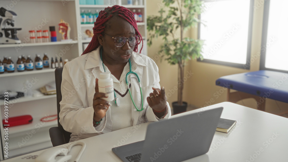 Obraz premium Doctor conducting a video call in a hospital room, holding medication and engaging with a patient, showcasing a professional medical work environment.