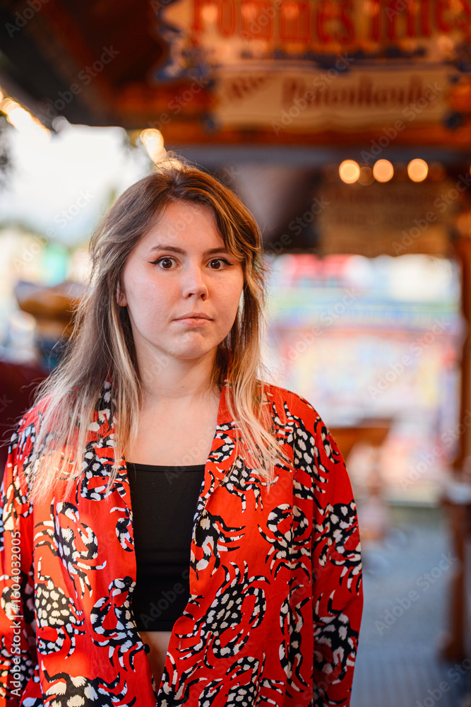 Obraz premium Woman in Bold Crab Print Shirt at Outdoor Market