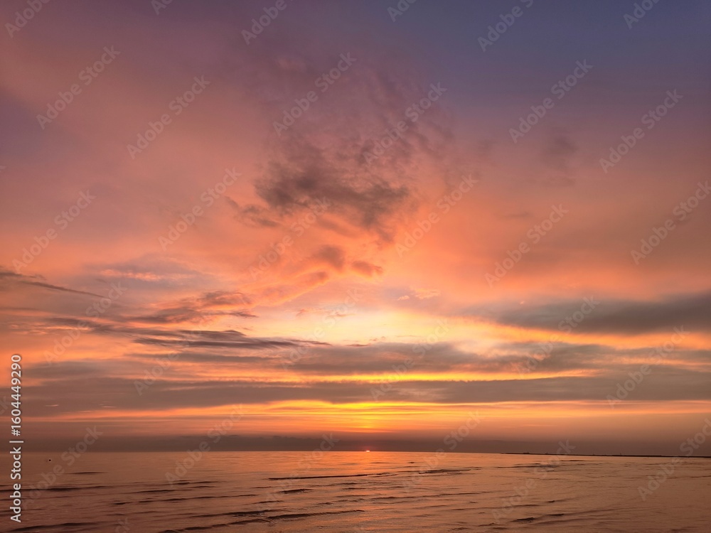 Fototapeta premium Pastel sunset over the sea