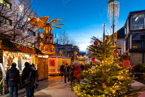 Foto Pre-Christmas atmosphere in Bregenz with market stalls and Christmas tree at eve