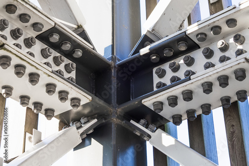 Foto Heavy duty steel beam cross joint with bolts, close up view of industrial struct