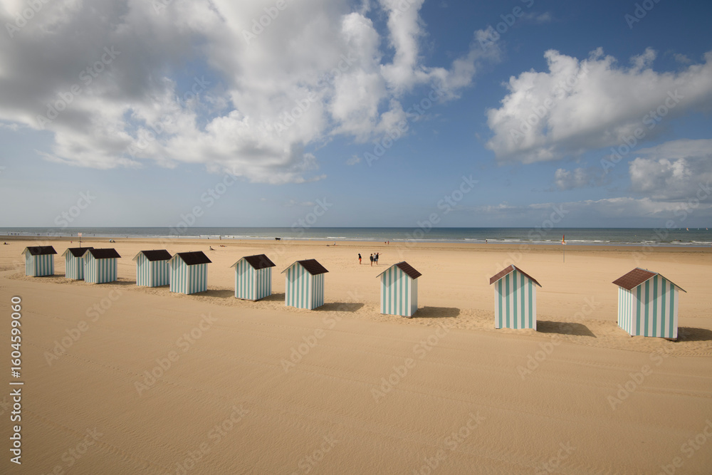 cabanes de plage en vendée à Saint Jean de Monts en été cabanes de plage en vendée à Saint Jean de Monts en été