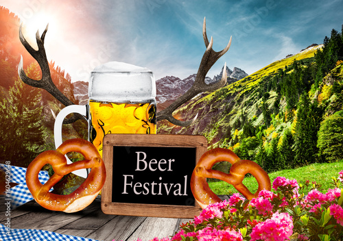 Bierfest Arrangement mit Bierglas, Brezel auf Biertisch