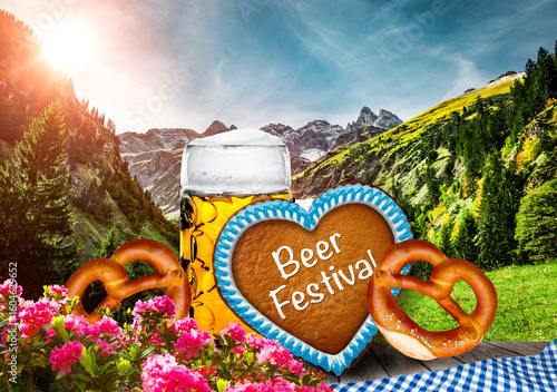 Bierfest Arrangement mit Bierglas, Brezel , Lebkuchenherz auf Biertisch
