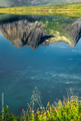 Spiegelung der Gebirge im Efjord in Norwegen