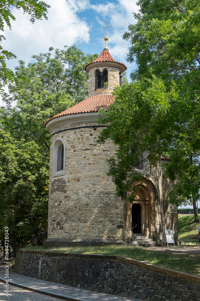 Fototapeta premium Capilla de san Martín en los jardines del castillo de Vyserhrad de Praga, Chequia