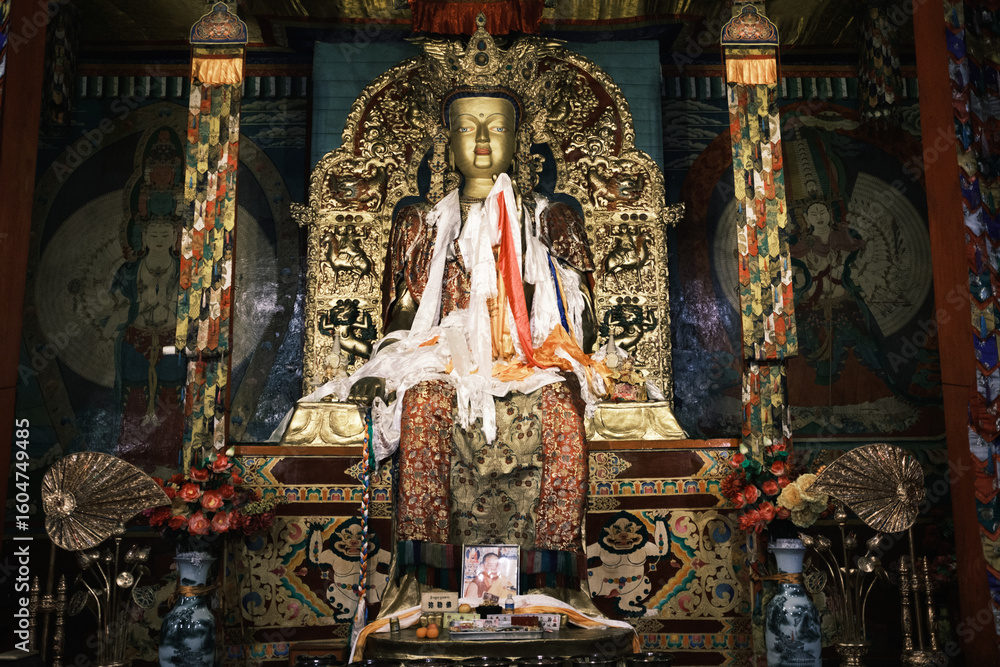 Obraz premium Buddha, statue, golden, meditation, Tibetan, temple, shrine, Buddhism, spiritual, sacred, prayer, offering, religion, devotion, peace, Asia, culture, tradition, enlightenment, altar, ornate, sculpture