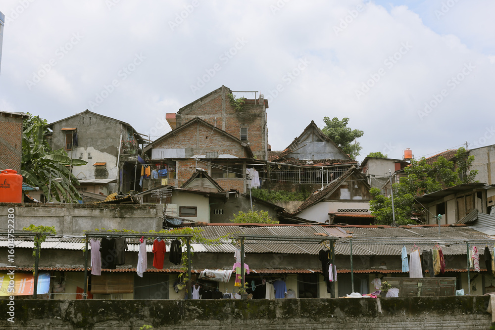 Fototapeta premium Yogyakarta, Indonesia - 01/17/2015. Residential settlements along the banks of the Code River
