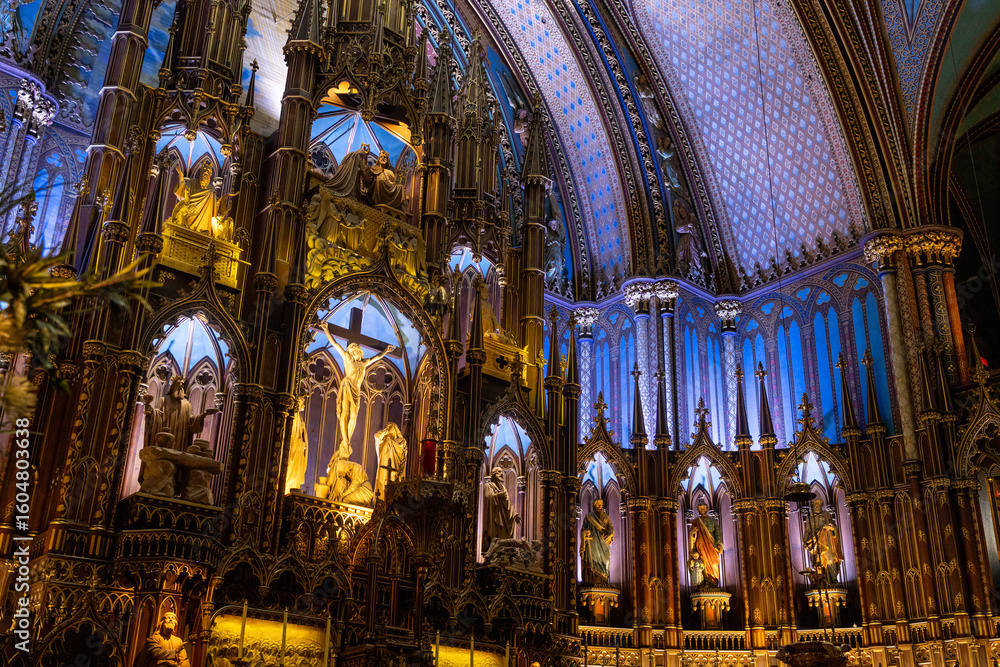 Fototapeta premium Gothic Cathedral: Architectural Splendor