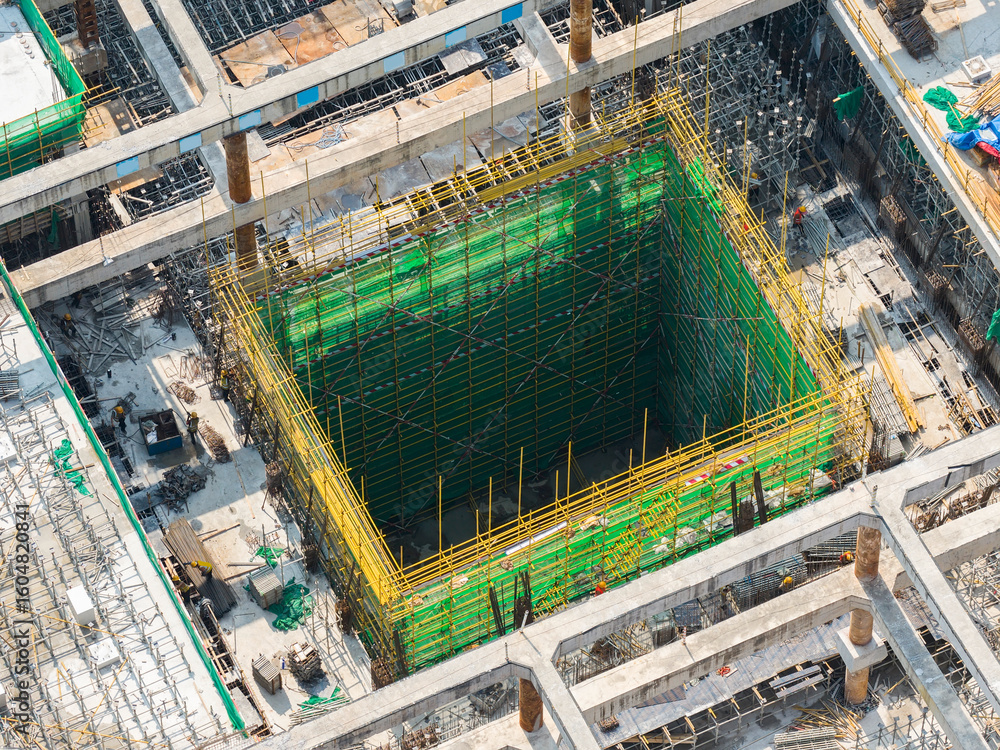 Obraz premium Aerial View of a Construction Site with Workers