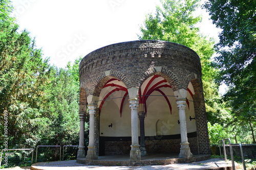 ein kleiner Pavillon im Schloßpark