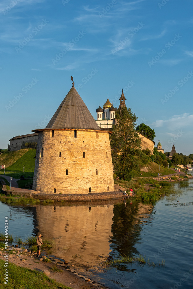 Naklejka premium Pskov Krom (Pskov Kremlin) on a summer evening