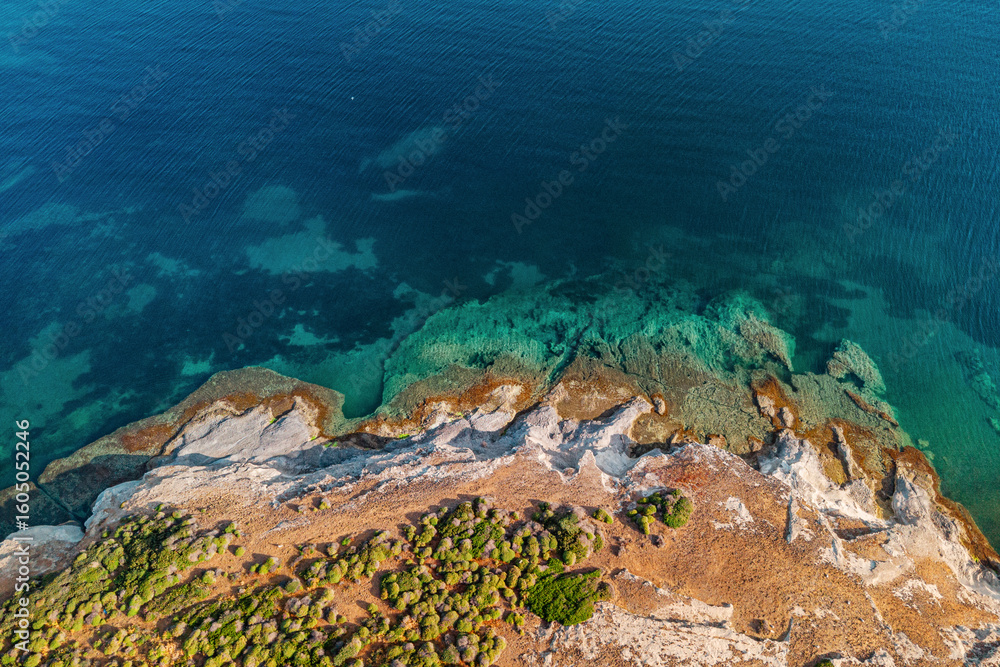 Obraz premium Stunning aerial perspective capturing the meeting of a rocky coastline and crystal clear turquoise waters, showcasing the beauty of nature