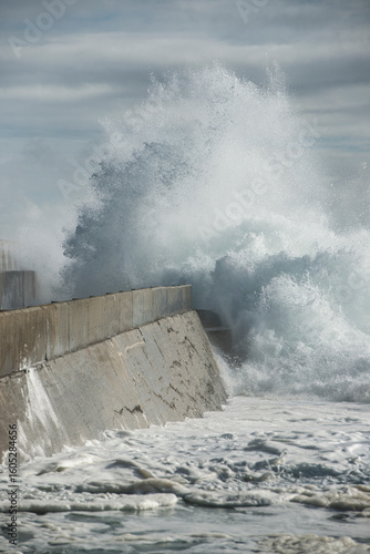 Vague s'écrasant sur la digue