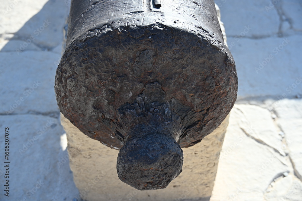 Fototapeta premium antyczna żeliwna armata patrzy na miasto z zamku sw barbary w Alicante