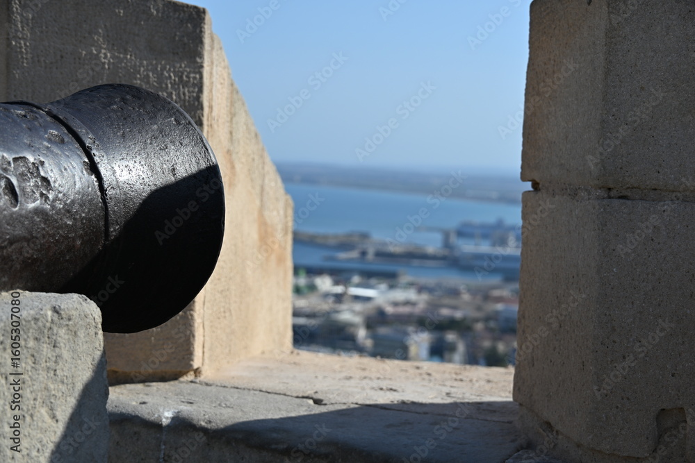 Fototapeta premium antyczna żeliwna armata patrzy na miasto z zamku sw barbary w Alicante