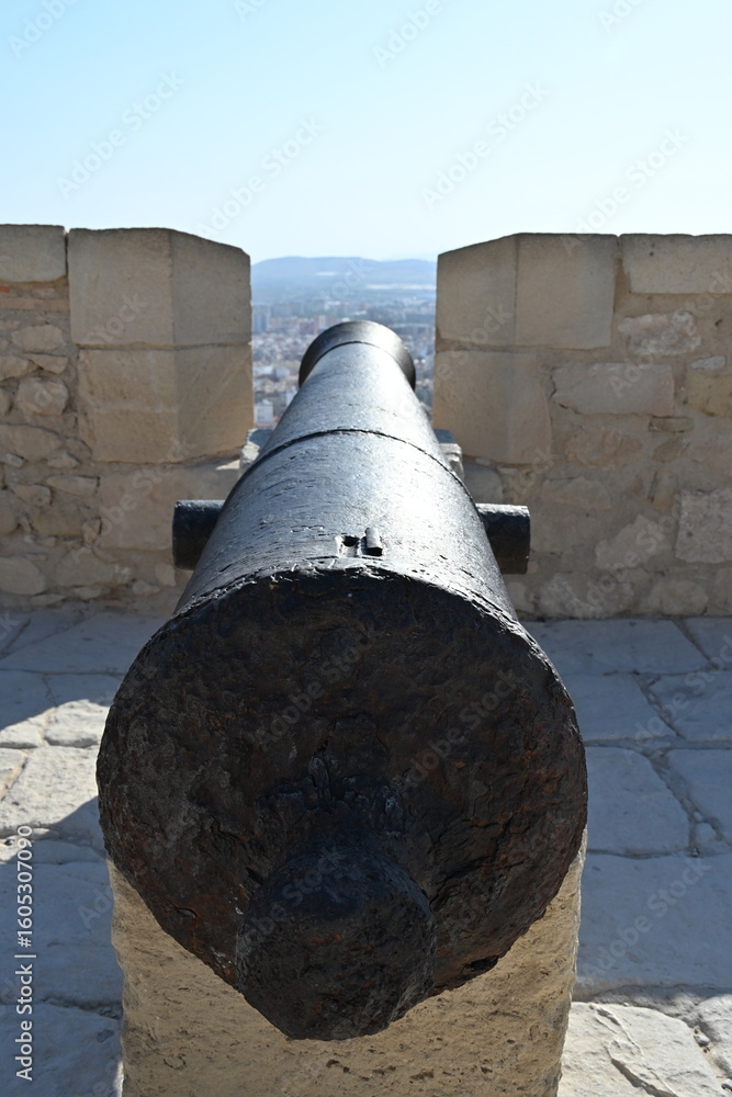 Fototapeta premium antyczna żeliwna armata patrzy na miasto z zamku sw barbary w Alicante