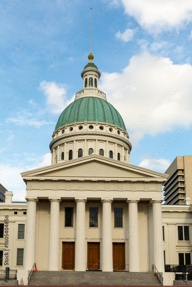 Obraz premium The old Courthouse, part of the Gateway Arch National Park, in downtown St. Louis, Missouri.