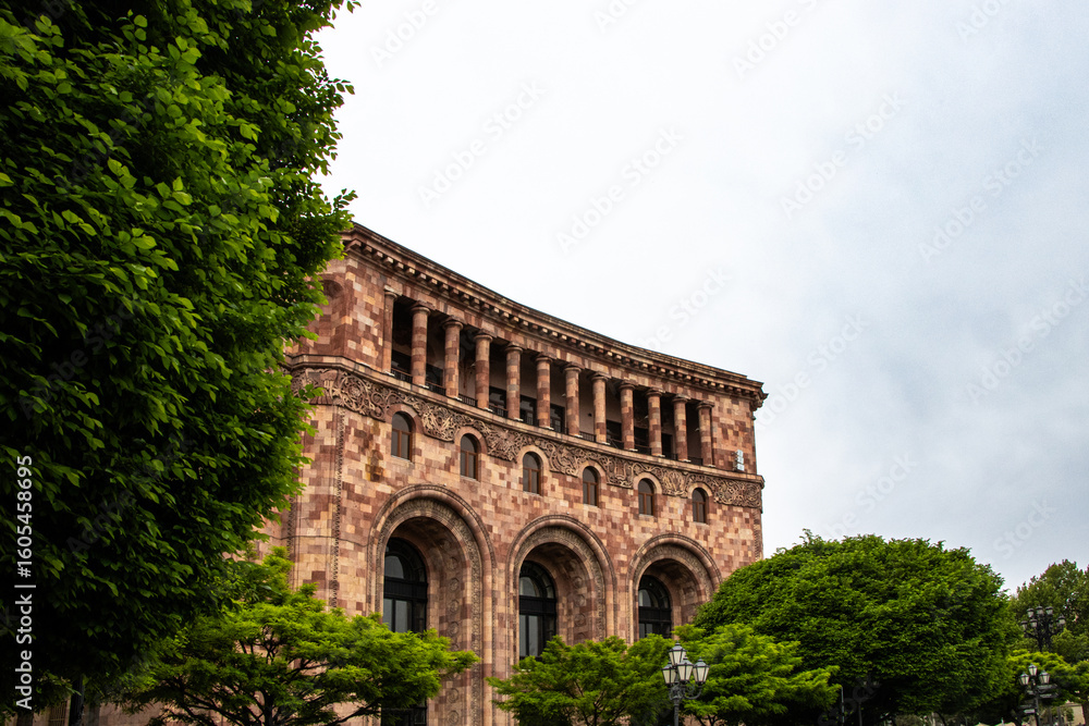 Obraz premium Government building in Republic Square, Yerevan, Armenia – neoclassical architecture with pink tufa stone and colonnade under overcast sky.