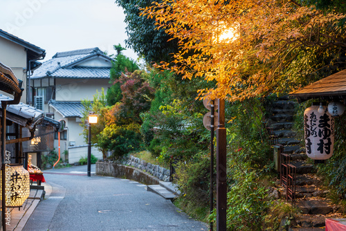 Εκτύπωση καμβά kyoto, Japan - November 22, 2024 : The historic streetscape of Saga-Toriimoto, a preserved district on the Atago Kaido road, with traditional machiya houses and autumn foliage