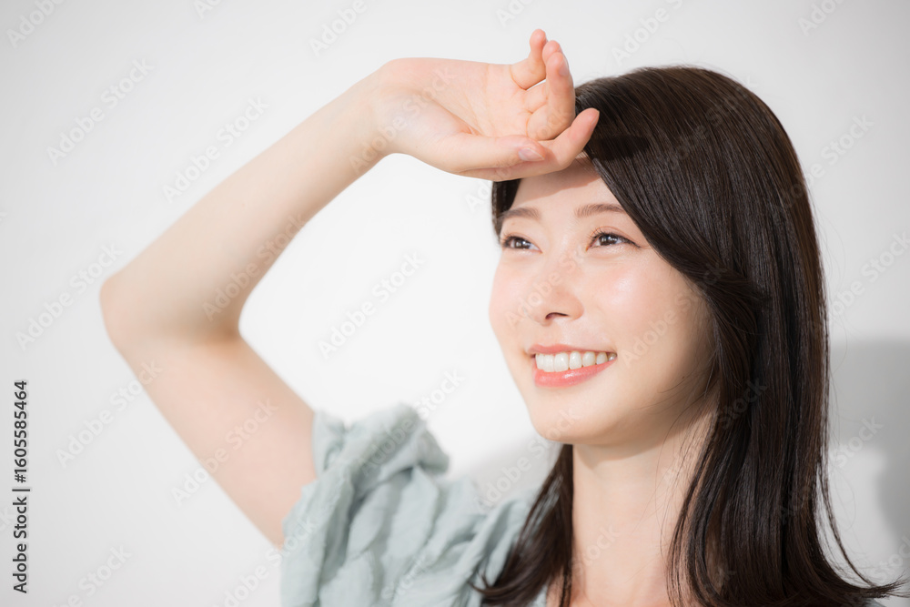 夏の太陽の日差し眩しい半袖の女性の日焼け防止イメージ 春夏の紫外線対策などに 夏の太陽の日差し眩しい半袖の女性の日焼け防止イメージ 春夏の紫外線対策などに