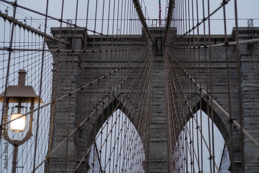 Fototapeta premium Brooklyn Bridge: Iconic Design Illuminated