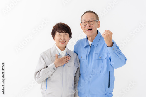 作業着を着た男女