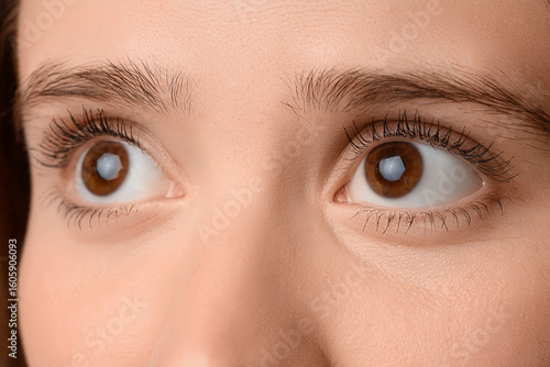 Young woman with brown eyes...