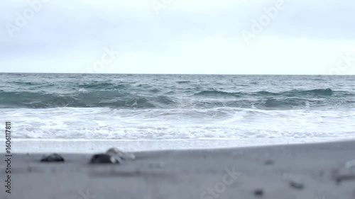 白い波が穏やかに割れる初夏の波打ち際