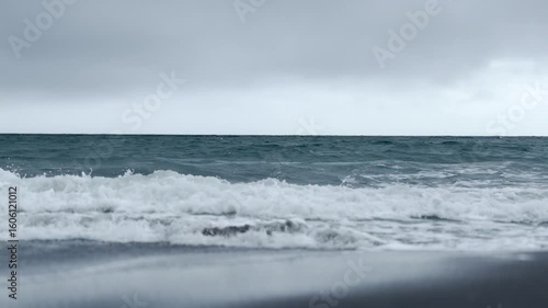 白い波が次々と割れる初夏の波打ち際