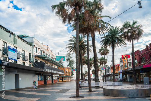 Tableau sur toile Sydney, Australia - 26 January 2025 : The Corso, Manly in a early summer morning