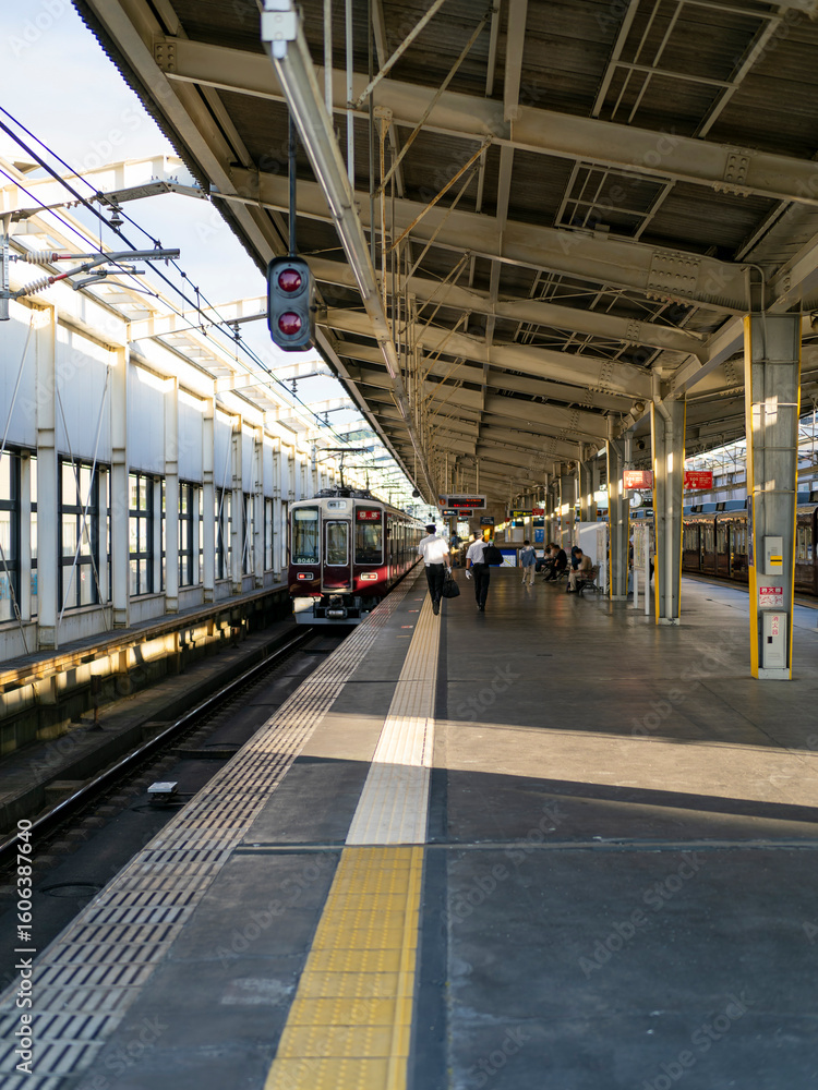Obraz premium 阪急池田駅を発車した回送電車