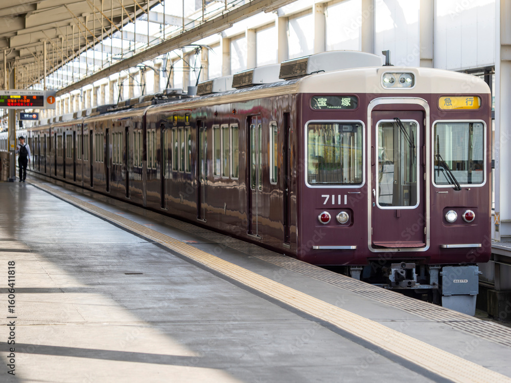 Obraz premium 阪急池田駅を出発する宝塚行き急行電車