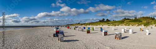 Panorama über den menschenleeren Strand von Utersum mit Strandkörben auf der nordfriesischen Insel Föhr