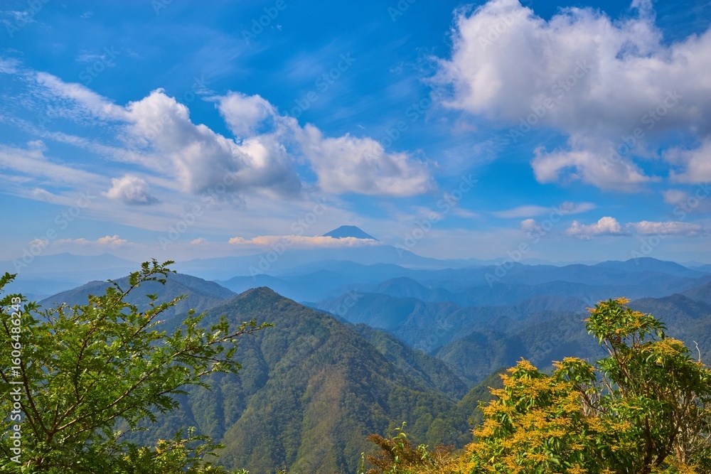 Fototapeta premium 秋の神奈川県松田町(秦野市,山北町)の鍋割山(なべわりやま)山頂から西側の富士山方面を見る