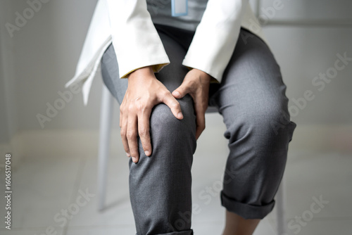 A woman supporting herself from numbness, muscle weakness, pain, and tingling in the knee nerve endings